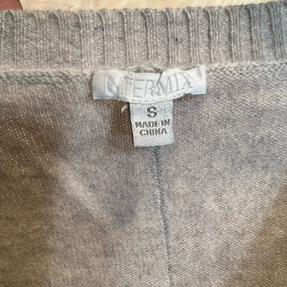 INTERMIX | 100% cashmere v-neck grey sweater long sleeve - Picture 3 of 4